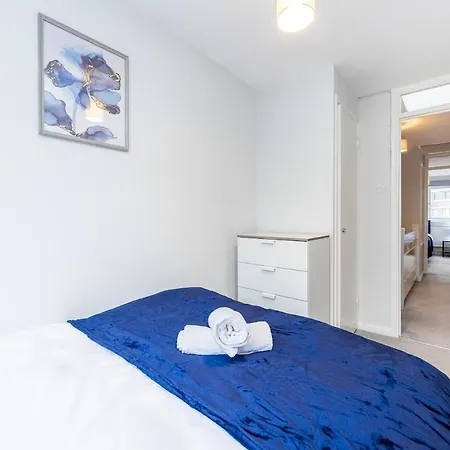The Blue Hideaway - Spacious Battersea House With Private Garden Apartment *