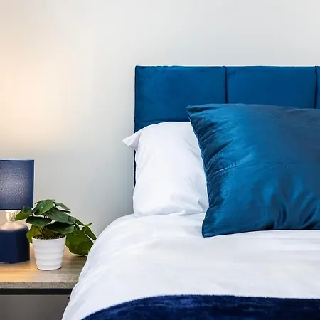 The Blue Hideaway - Spacious Battersea House With Private Garden Apartment London