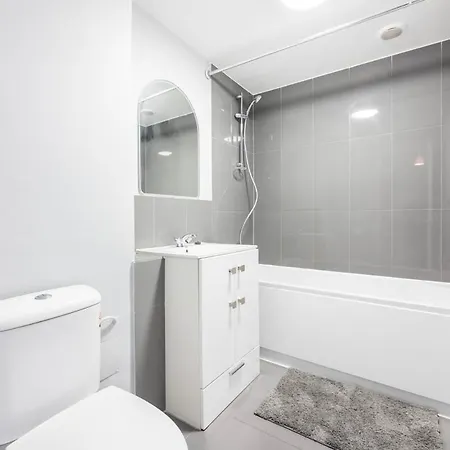 The Blue Hideaway - Spacious Battersea House With Private Garden *
