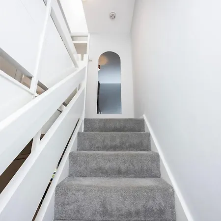 The Blue Hideaway - Spacious Battersea House With Private Garden * London