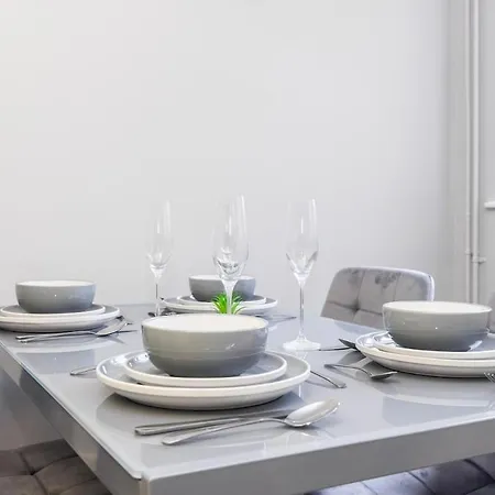 The Blue Hideaway - Spacious Battersea House With Private Garden