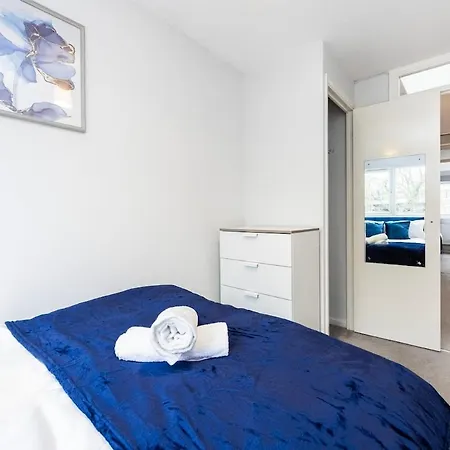 The Blue Hideaway - Spacious Battersea House With Private Garden Apartment *
