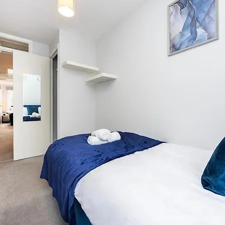 The Blue Hideaway - Spacious Battersea House With Private Garden *