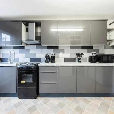 Apartment The Blue Hideaway - Spacious Battersea House With Private Garden London