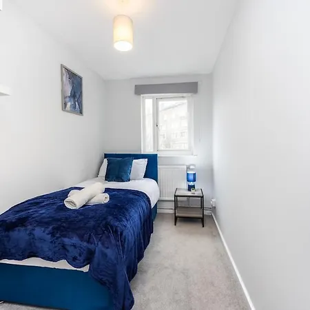 The Blue Hideaway - Spacious Battersea House With Private Garden * London