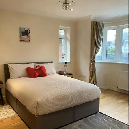 Prime Location Heathrow Airport Guest house London