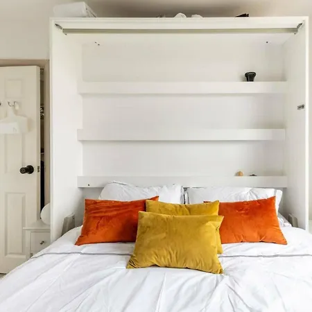 Bright & Stylish 4-bed In The Heart Of Morden Holiday home Morden (Greater London)