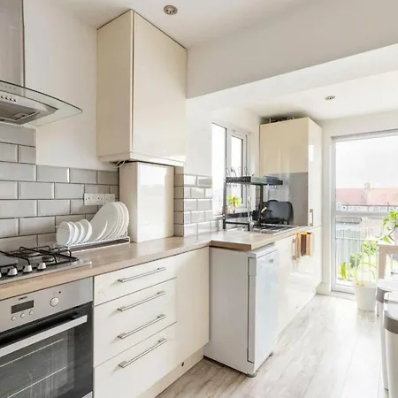 Bright & Stylish 4-bed In The Heart Of Morden Holiday home Morden (Greater London)