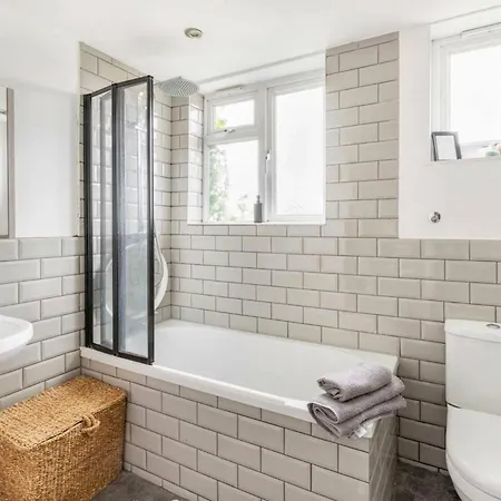 Bright & Stylish 4-bed In The Heart Of Morden * Morden (Greater London)