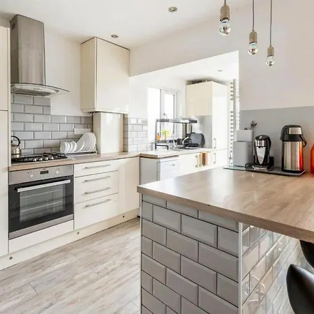 Bright & Stylish 4-bed In The Heart Of Morden Holiday home