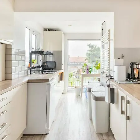 Holiday home Bright & Stylish 4-bed In The Heart Of Morden