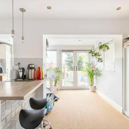 Bright & Stylish 4-bed In The Heart Of Morden Holiday home *