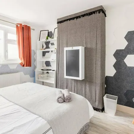Bright & Stylish 4-bed In The Heart Of Morden * Morden (Greater London)