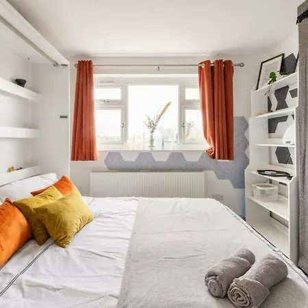 Holiday home Bright & Stylish 4-bed In The Heart Of Morden *