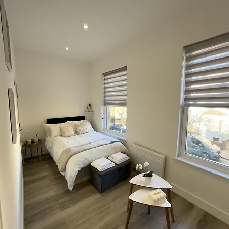 Flat 20 Min From Center *