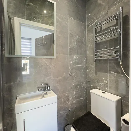 Flat 20 Min From Center Apartment London