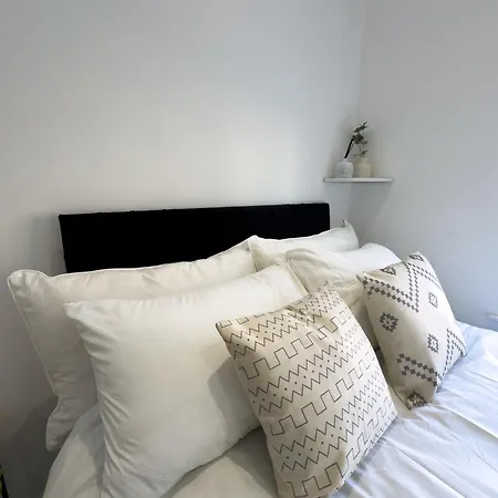 Flat 20 Min From Center London