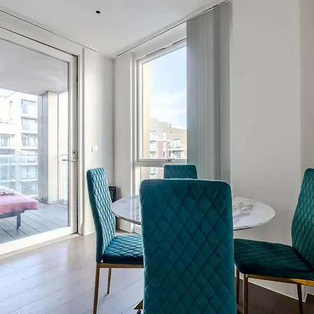 Modern & Cosy Flat In Kingston Apartment *
