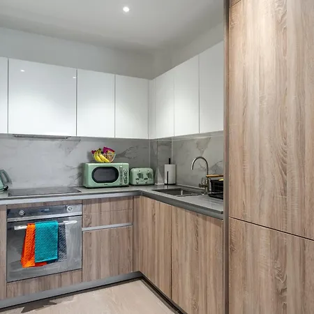 Modern & Cosy Flat In Kingston Apartment *