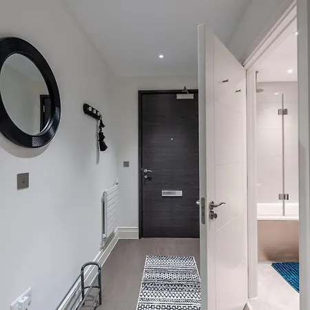 Modern & Cosy Flat In Kingston
