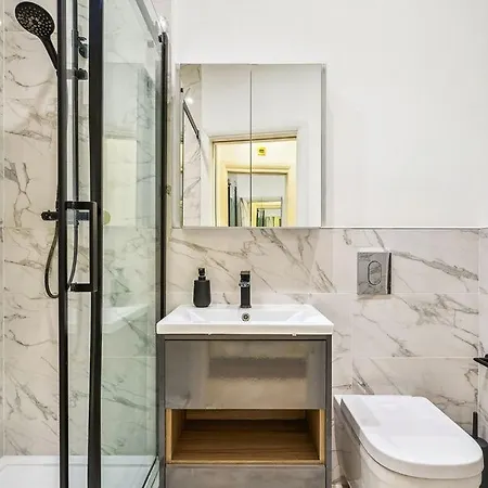 Luxury 2-bed Steps From Oxford Street Apartment