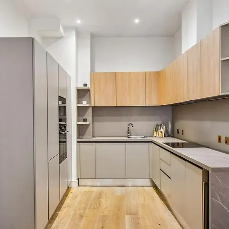 Luxury 2-bed Steps From Oxford Street Apartment