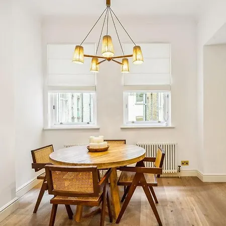 Luxury 2-bed Steps From Oxford Street Apartment London