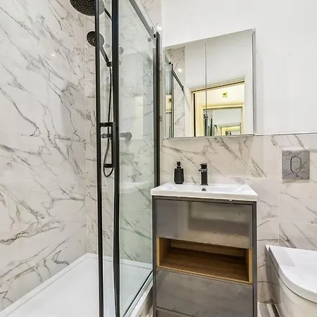 Apartment Luxury 2-bed Steps From Oxford Street London
