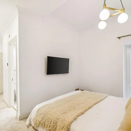 Luxury 2-bed Steps From Oxford Street *