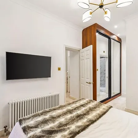 Luxury 2-bed Steps From Oxford Street Apartment