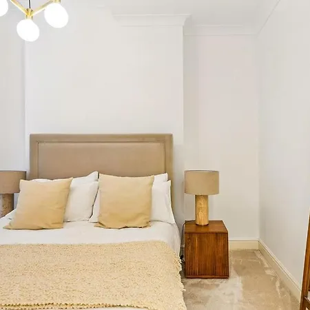 Luxury 2-bed Steps From Oxford Street Apartment *