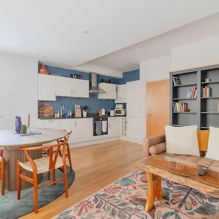 Beautifully Designed 1bd Flat Near Balham Station *