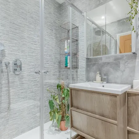 Beautifully Designed 1bd Flat Near Balham Station *