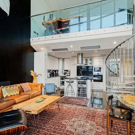 Canary Wharf Riverside Penthouse * لندن
