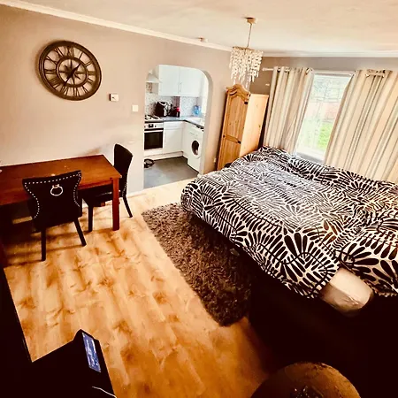 Cosy Flat 10 Mins From Station