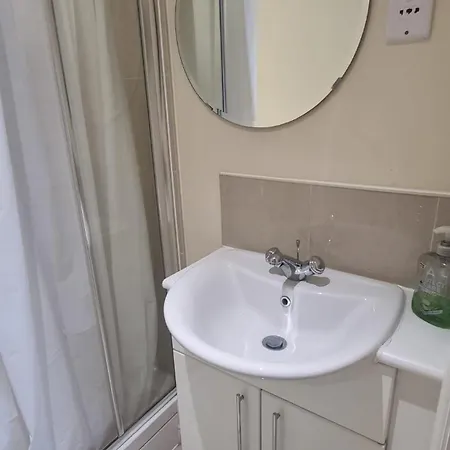 Spacious And Secure With A Double Bed דירה