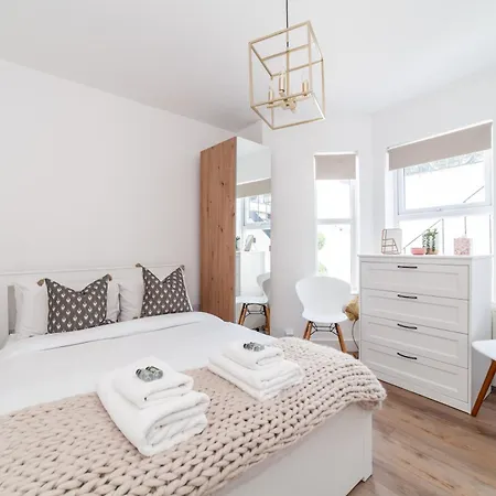 Renovated 2br Flat With Garden, Hammersmith