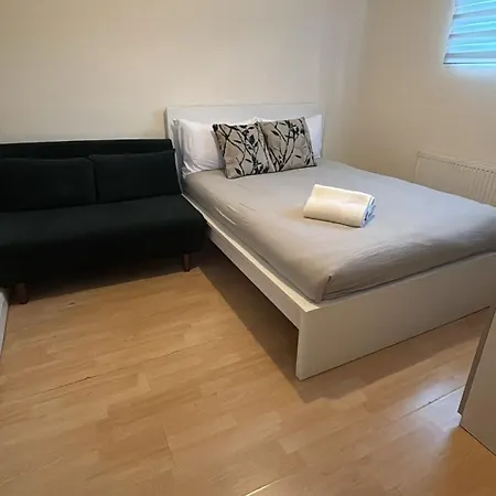 Holiday home Entire 3 Bedroom - Minutes To Emirates Stadium! London