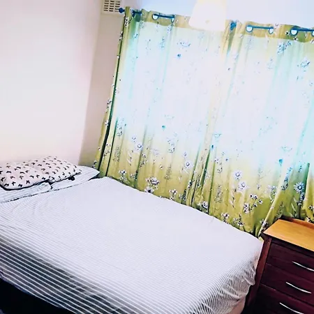 London's Bed With Breakfast & Free Parking Homestay *