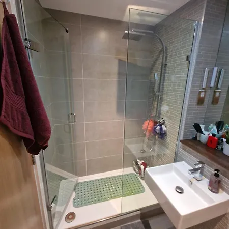 1 Bed Flat At Forest Hill Station