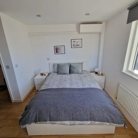 1 Bed Flat At Forest Hill Station Apartment London