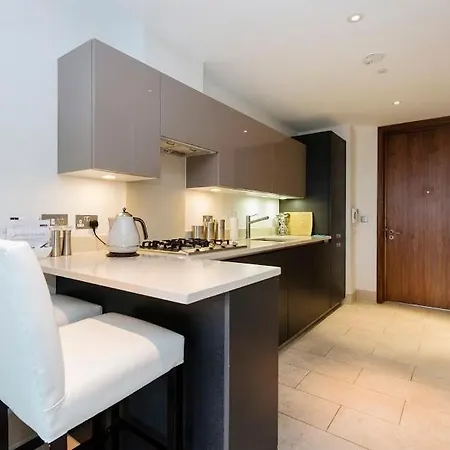 Elegant Penthouse Retreat Near Bridgecheckhostprofile ロンドン