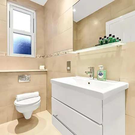 Sleek & Stylish Urban Escape-ideal For 3! *
