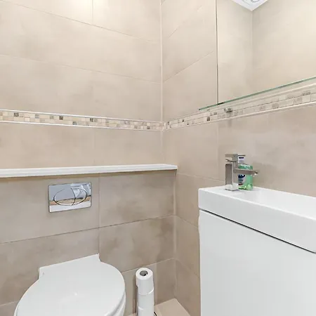 Sleek & Stylish Urban Escape-ideal For 3! *