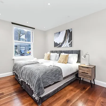 Sleek & Stylish Urban Escape-ideal For 3!