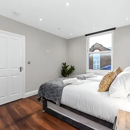 Sleek & Stylish Urban Escape-ideal For 3! Apartment
