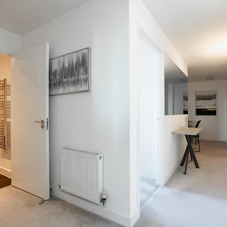 32 Ross Apartment, Canary Wharf Area *