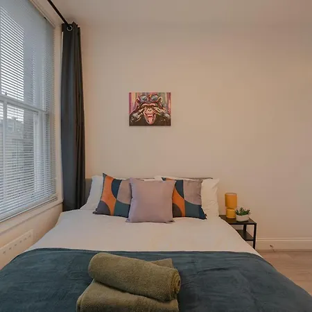 Comfy 1 Bed Flat In Sleeps 3 *