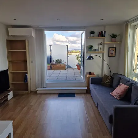 1 Bed Flat At Forest Hill Station Apartment