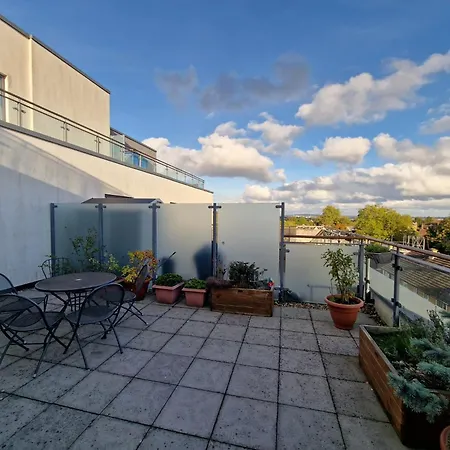 1 Bed Flat At Forest Hill Station